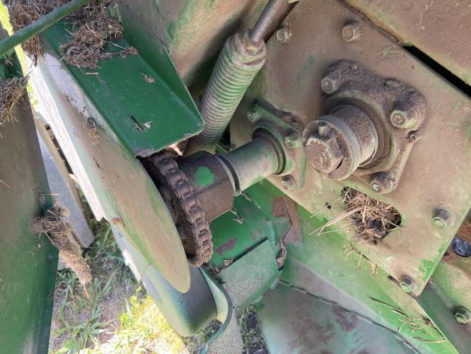 John Deere 566