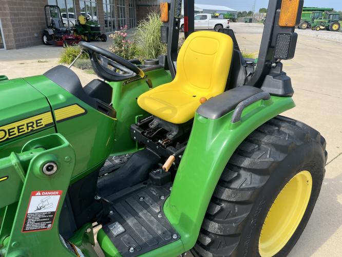 John Deere 3032E