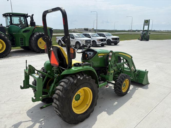 John Deere 3046R