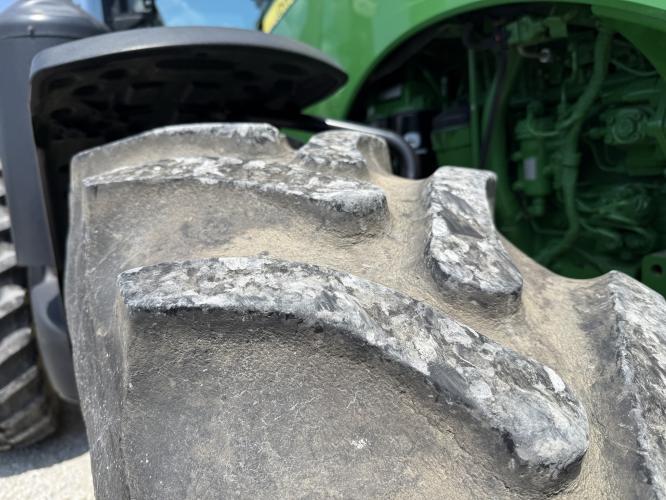 John Deere 8235R