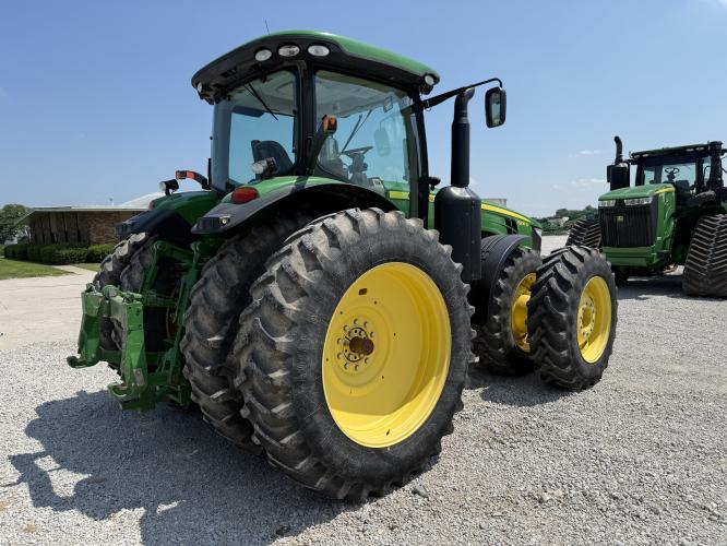 John Deere 8235R