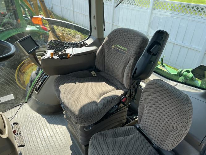 John Deere 8335R
