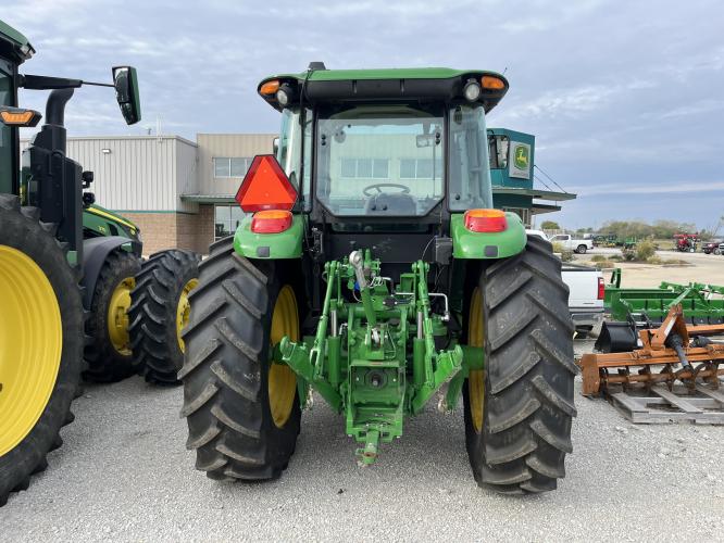 John Deere 6135E