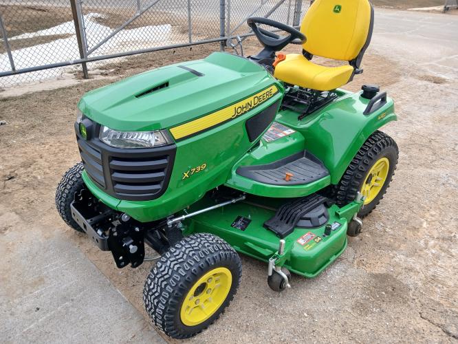 John Deere X739