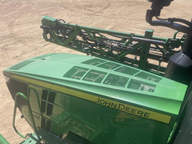 John Deere R4044