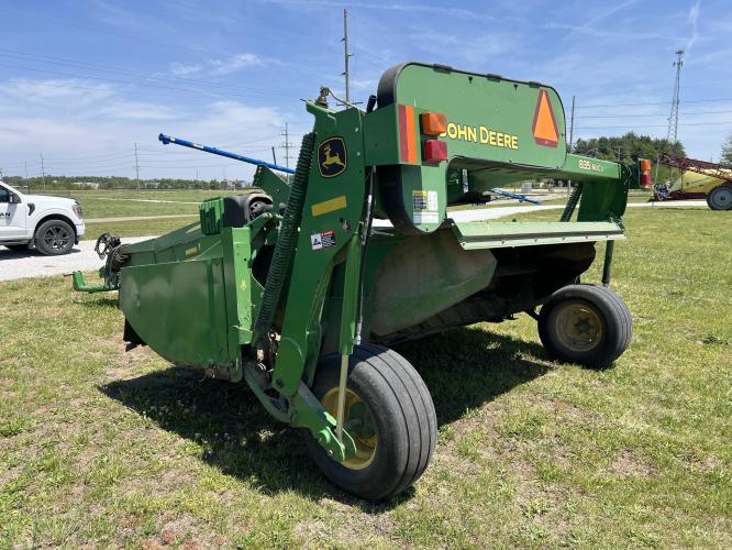 John Deere 835