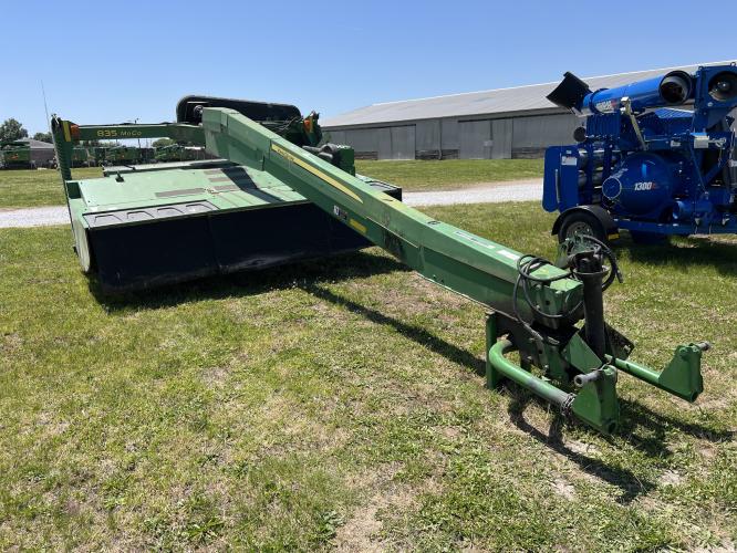 John Deere 835