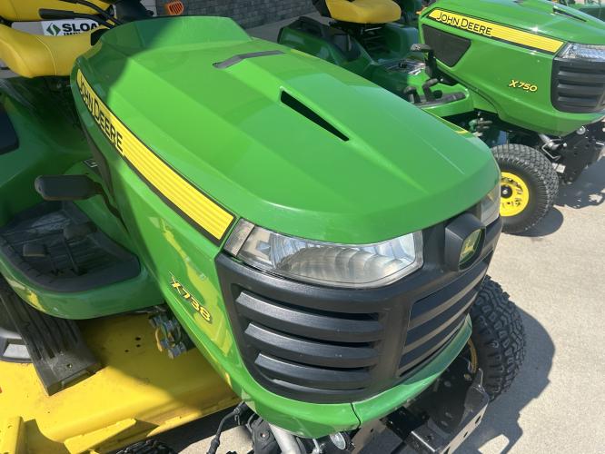 John Deere X738