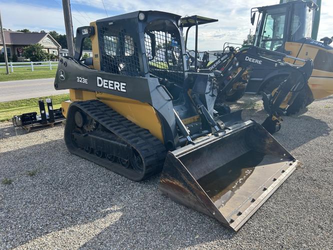 John Deere 323E
