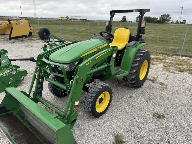 John Deere 3038E