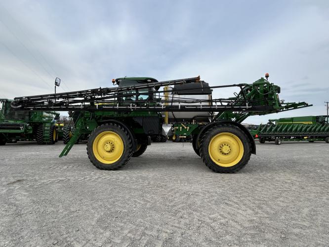John Deere R4044