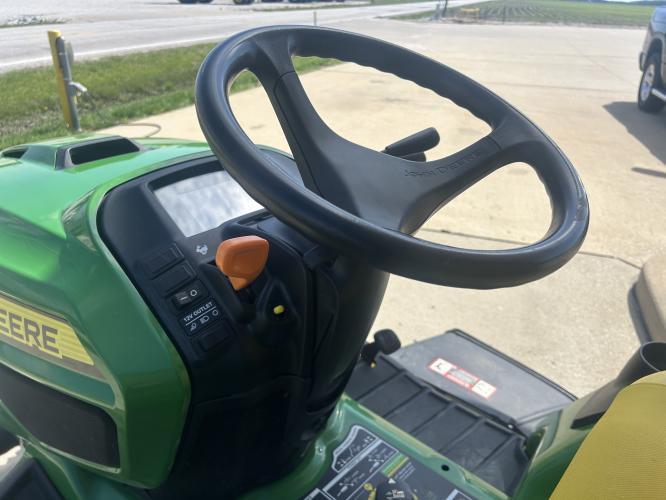 John Deere X738