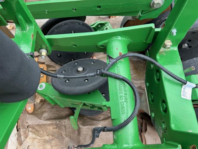 John Deere XP row unit w/ closing wheels, long arms,