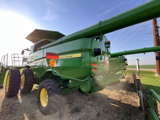 John Deere S670