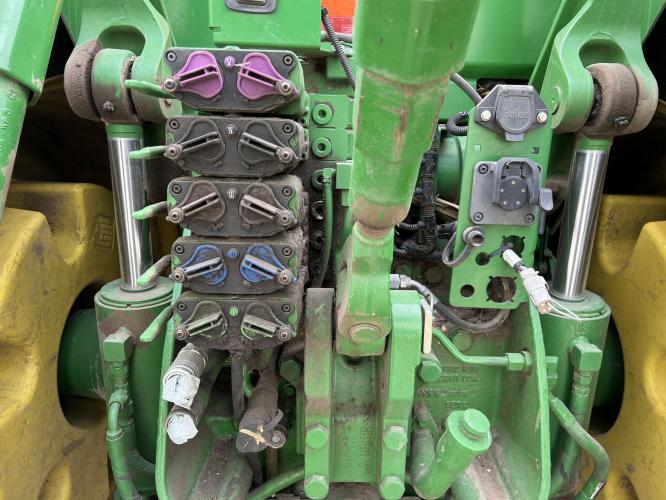 John Deere 8335R