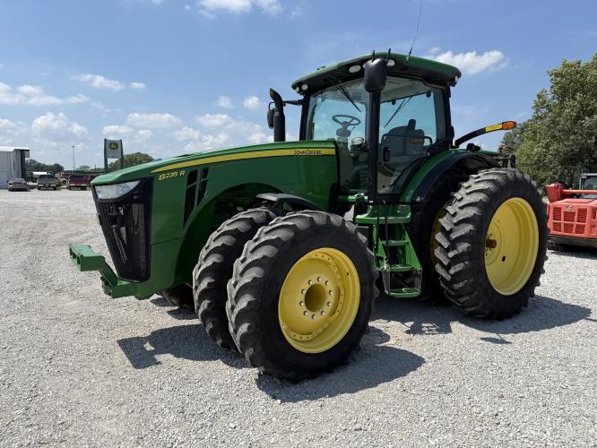 John Deere 8235R