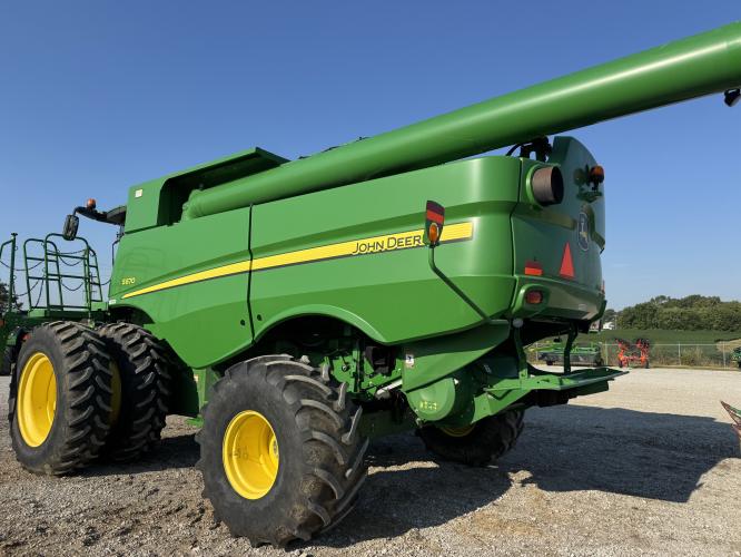 John Deere S670