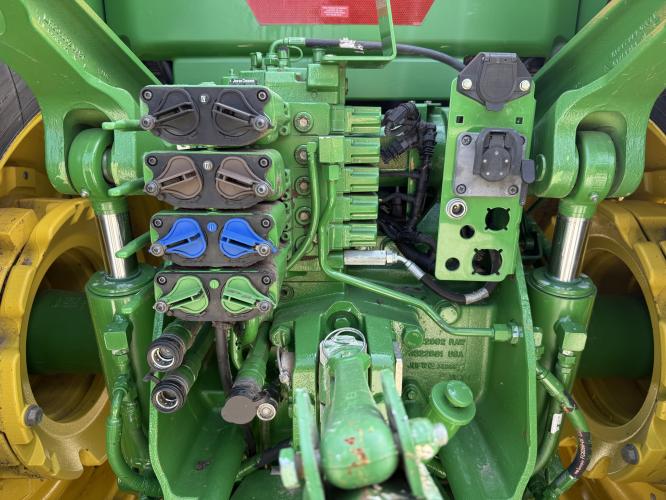 John Deere 8235R