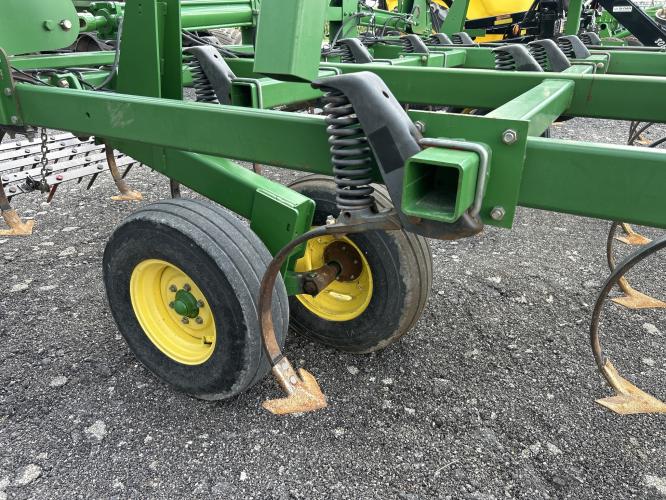 John Deere 2210