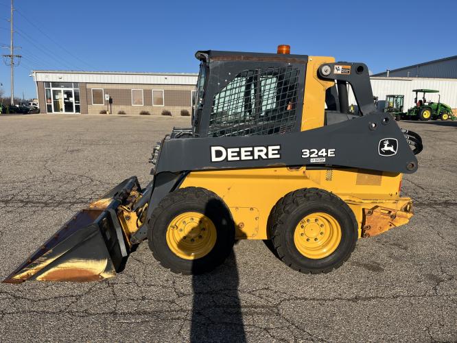 John Deere 324E