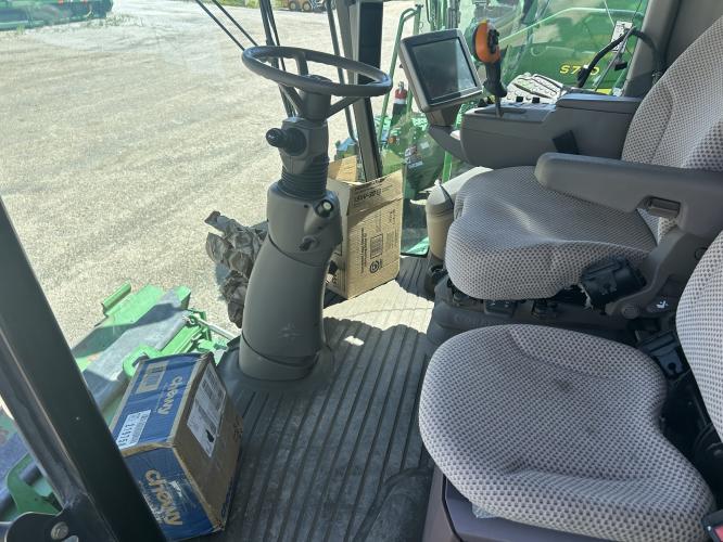 John Deere S670
