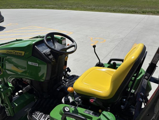 John Deere 1023E