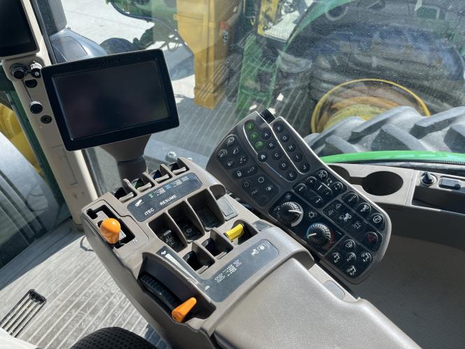 John Deere 8335R
