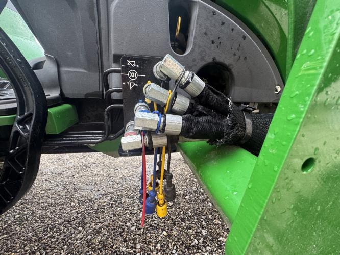 John Deere 2032R