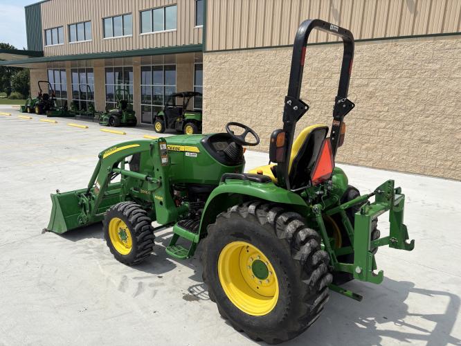 John Deere 3046R