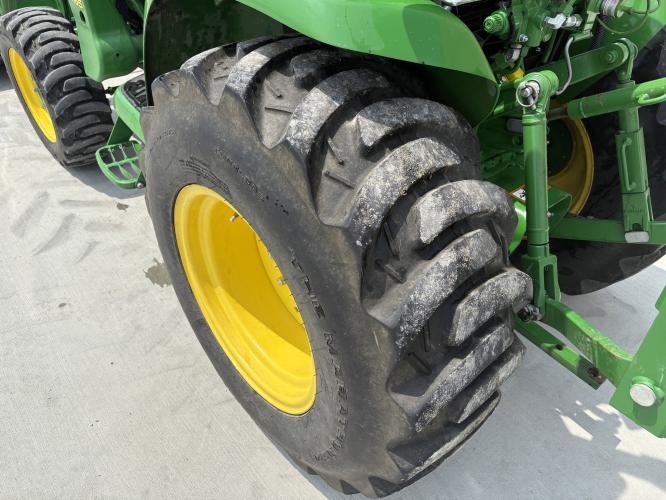 John Deere 3046R