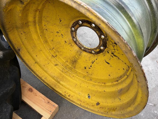 John Deere AH205131 26x16 rim - 2wd for 18.4x26 tire
