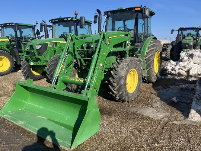 John Deere 6135E