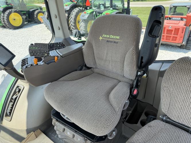 John Deere 8235R