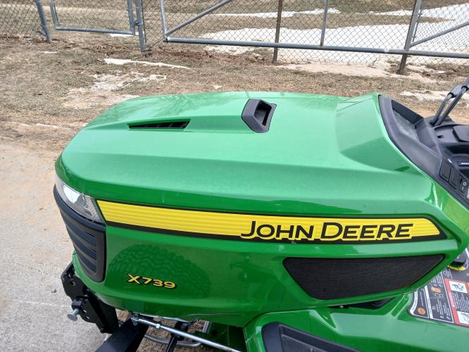 John Deere X739